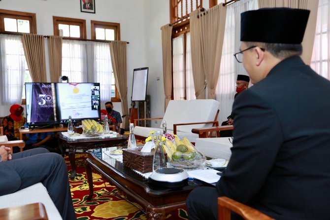 beri makan ribuan lansia dhuafa di program rantang kasih pemkot banyuwangi raih rekor muri