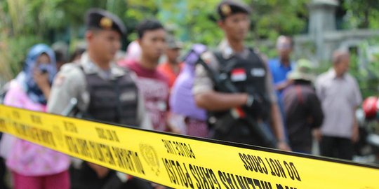 Diduga Gangguan Jiwa, Pria Mengamuk & Acungkan Parang di Mapolres Jember