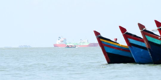 KRI Bungtomo 357 Tangkap 2 Kapal Berbeda Vietnam Sedang Mencuri Cumi-cumi