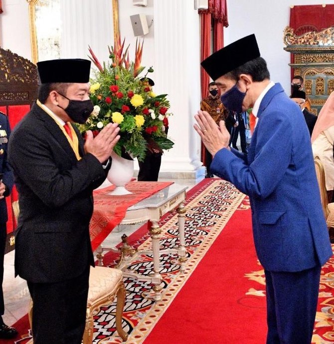 direktur utama telkom ririek adriansyah kiri menerima penghargaan bintang jasa nararya yang diserahkan langsung oleh presiden republik indonesia joko widodo