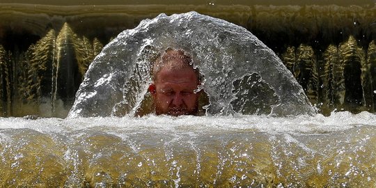 Dilanda Gelombang Panas, Warga Ceko Asyik Mandi di Kali