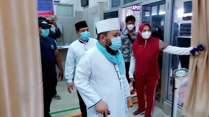 wali kota dan wawali kota bengkulu jenguk puluhan santri yang keracunan