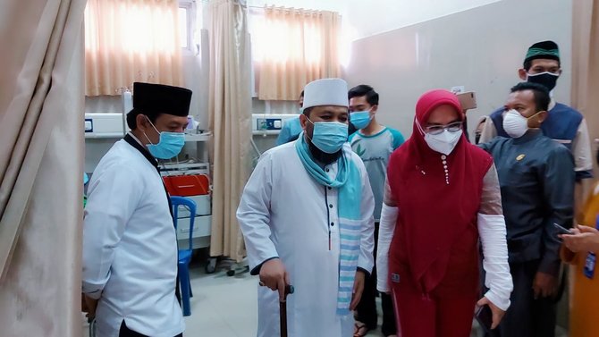 wali kota dan wawali kota bengkulu jenguk puluhan santri yang keracunan