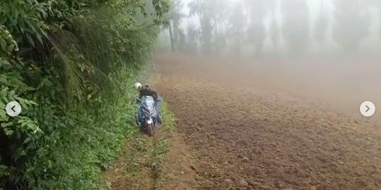 Pergi ke Puncak B29 Pakai Google Maps, Pria Ini Malah Harus Menuntun Motornya Mundur