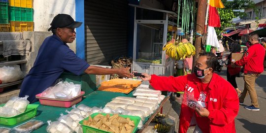 PSBB Transisi di Jakarta Diperpanjang, PSI Bagikan Masker ke Pedagang Pasar
