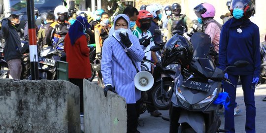 Blusukan, Risma Gunakan Bahasa Madura Ingatkan Protokol Kesehatan