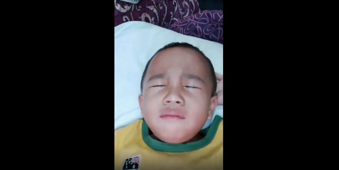 bocah nangis nangis sesegukan rindu ibunya yang sudah meninggal