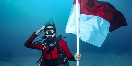 HUT ke-75 RI, Kirana Larasati Kibarkan Bendera Merah Putih di Bawah Laut