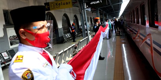 HUT 75 Tahun RI, Bendera Merah Putih 17 Meter Membentang di Stasiun Senen