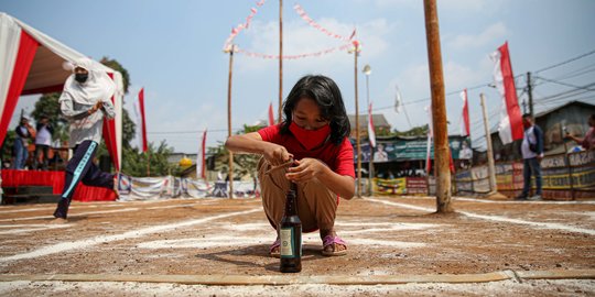 Perjuangan Peserta Memasukkan Belut ke Botol