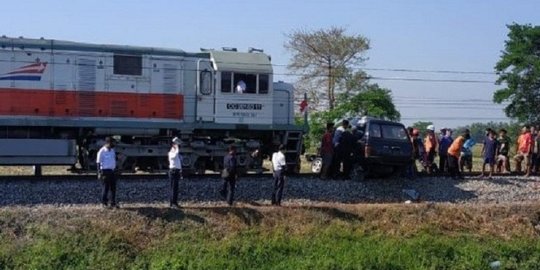 Kereta Tabrak Mobil di Perlintasan Tanpa Palang Pintu Kediri, 3 Orang Meninggal Dunia