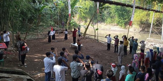 Warga Jember Upacara Bendera Sekaligus Kampanye Pancing Ikan Jangan Disetrum