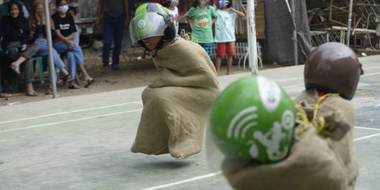 Kelucuan Peserta Balap Karung Menggunakan Helm