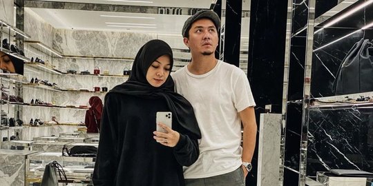 11 Tahun Bersama, Ini 5 Potret Omesh dan Istri yang Tetap Mesra hingga Kini