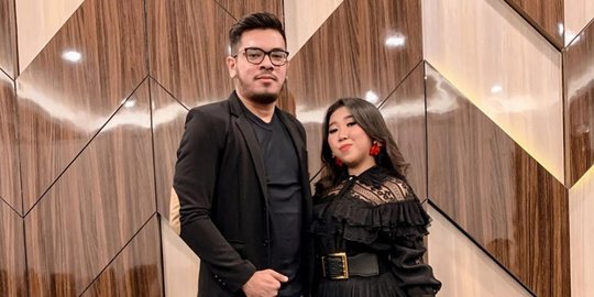 Kerap Dekat dengan Artis Tampan, Ini 5 Potret Mesra Kiky Saputri dengan Pacarnya