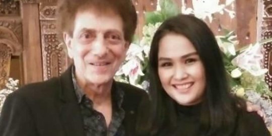 6 Momen Romantis Ahmad Albar dan Istri, Tetap Kompak Walau Usia Terpaut Jauh