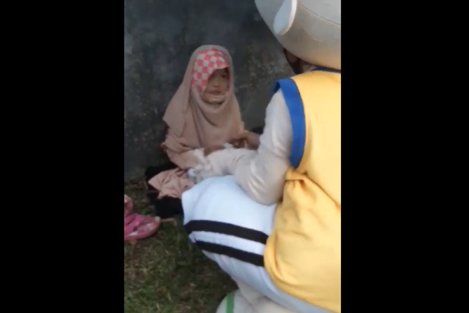 video badut viral mengajar ngaji anaknya