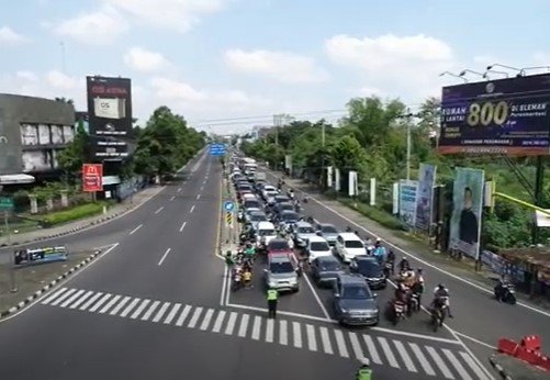 pengendara di jogja peringati detik detik proklamasi