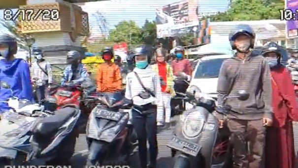 pengendara di jogja peringati detik detik proklamasi