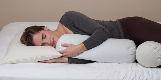 8 manfaat yang bisa diperoleh ketika tidur menggunakan guling