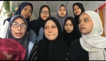 viral wanita injak bendera