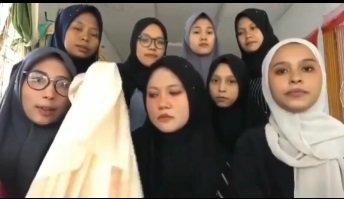 viral wanita injak bendera