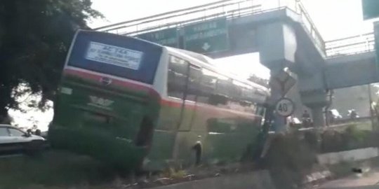 Bus Mayasari Bhakti Tersangkut Pembatas Tol di Kampung Rambutan