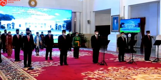 Jokowi Lantik 9 Kompolnas di Istana Negara