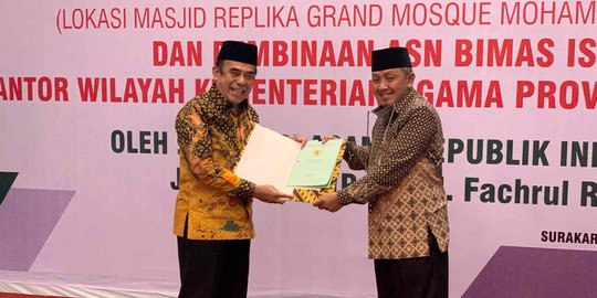 Menag Serahkan Sertifikat Hak Pakai Grand Mosque Mohammad Bin Zayed di Solo
