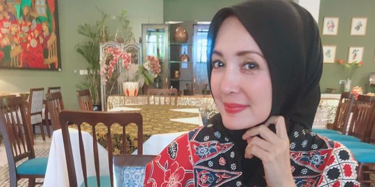 Tetap Awet Muda, Intip 6 Potret Terbaru Henidar Amroe