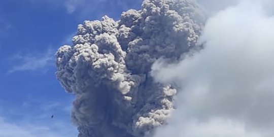 Gunung Sinabung Kembali Erupsi Semburkan Debu 1.000 Meter