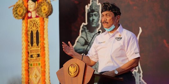 Menko Luhut Minta Anak Muda Ciptakan Inovasi Restorasi Terumbu Karang