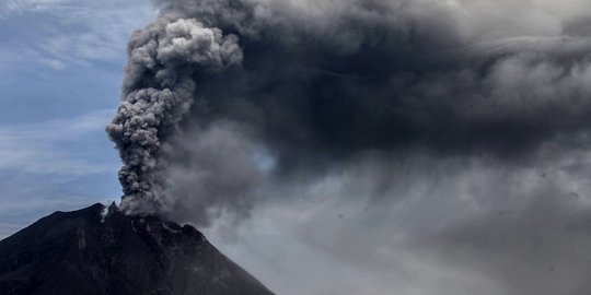 Gunung Sinabung Kembali Erupsi, Lontarkan Debu Vulkanik hingga 4.000 Meter