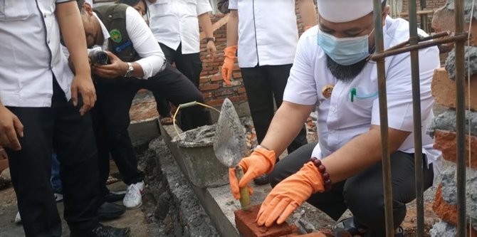 wali kota helmi hasan dan wakil wali kota bengkulu dedy wahyudi melakukan peletakan batu pertama bedah rumah program hd bahagia