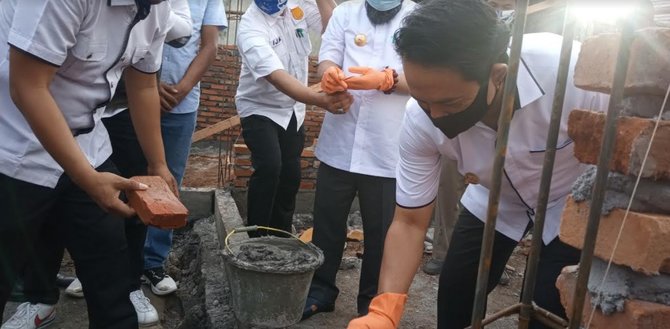 wali kota helmi hasan dan wakil wali kota bengkulu dedy wahyudi melakukan peletakan batu pertama bedah rumah program hd bahagia