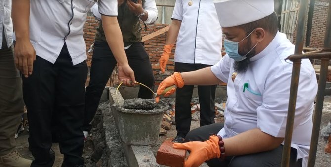 wali kota helmi hasan dan wakil wali kota bengkulu dedy wahyudi melakukan peletakan batu pertama bedah rumah program hd bahagia