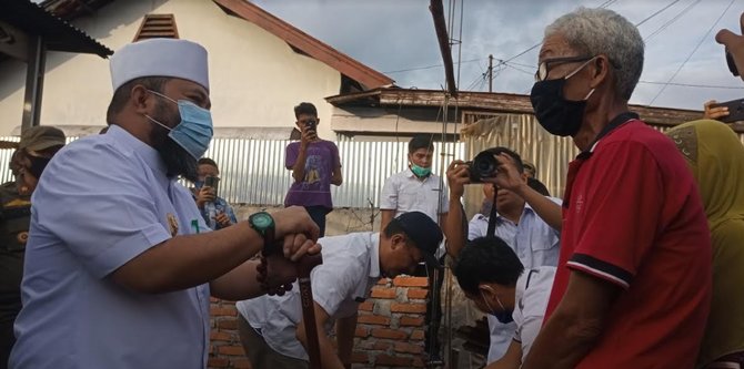 wali kota helmi hasan dan wakil wali kota bengkulu dedy wahyudi melakukan peletakan batu pertama bedah rumah program hd bahagia