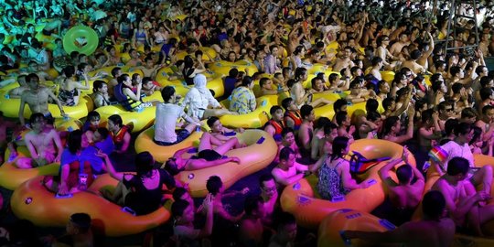 Dulu Tempat Corona Berasal, Kini Ribuan Warga Wuhan Pesta di Pantai Tanpa Masker