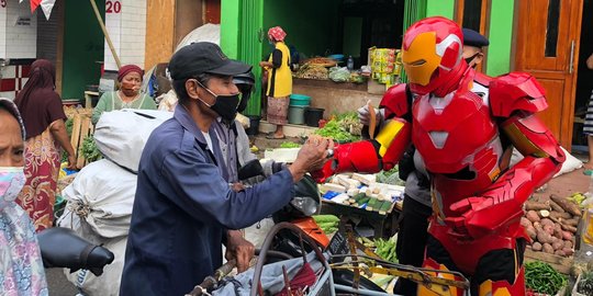 Berkostum Superhero, Personel Brimob Bagi-Bagi Masker di Pasar
