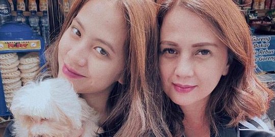 Selalu Beri Dukungan untuk Anak, Intip 4 Potret Kompak Zara Adhisty dan Ibunda