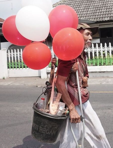 kakek penjual balon berhati mulia