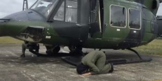 Diawali Bersujud, Intip Momen Anak Tukang Jagung Bakar Terbangkan Helikopter TNI