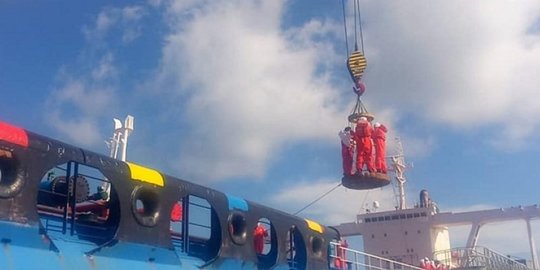 10 ABK Kapal Penangkap Cumi yang Terbalik di Perairan Bangka Berhasil Dievakuasi