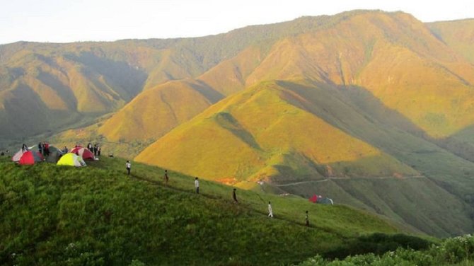punya pemandangan yang memesona ini deretan spot camping terbaik di sumut