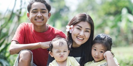 Sarwendah Unggah Foto Bersama Ketiga Anaknya, Ekspresi Thania Curi Perhatian