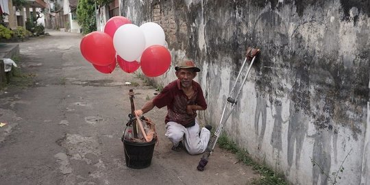 Bahagia Makan Bareng Anak Jalanan, Ini Kisah Mbah Gayeng si Penjual Balon