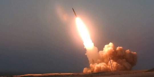 Iran Pamerkan Dua Rudal Baru, Salah Satunya Diberi Nama 