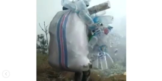 Viral, Pria ini Lewati Jalur Curam untuk Bawa Turun Tumpukan Sampah Sisa Pendaki Lain