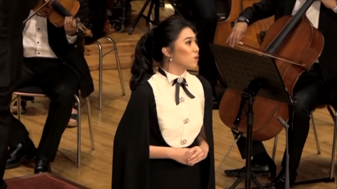 isyana sarasvati nyanyi lagu opera