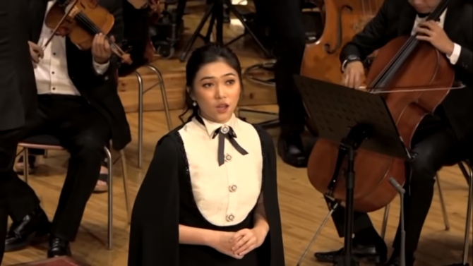 isyana sarasvati nyanyi lagu opera